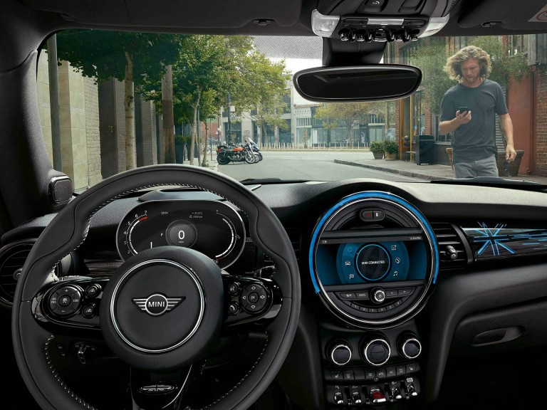 MINI Connected – cockpit and dash – centre instrument and colour screen 